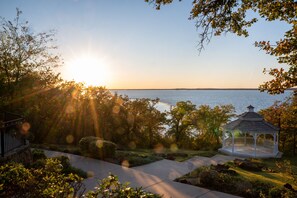 A gazebo with a view of the water and sunset. - Lone Star Lodge and Marina (Pilot Point)