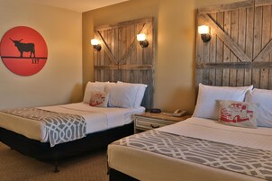 Escritorio, cortinas blackout y tabla de planchar con plancha 