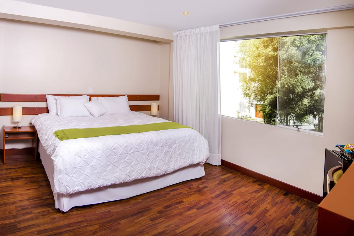 Quarto casal standard, 1 cama Queen | Edredons de pluma, camas Select Comfort, cofres nos quartos