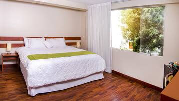 Doppia Standard, 1 letto queen | Copriletto in piuma, materassi Select Comfort, una cassaforte in camera