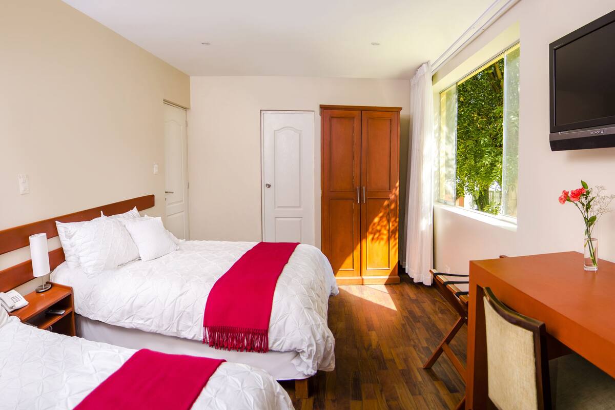 Quarto casal standard, 2 camas de casal | Edredons de pluma, camas Select Comfort, cofres nos quartos