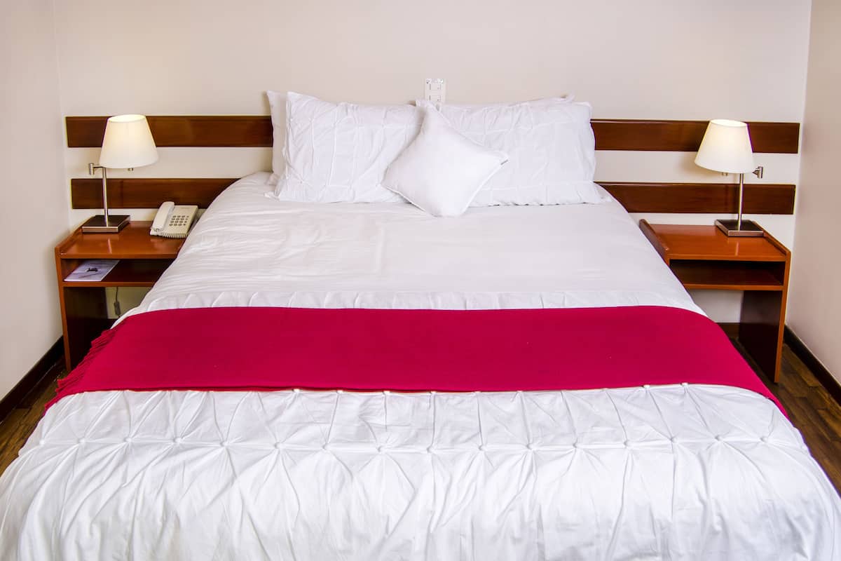 Quarto solteiro standard, 1 cama Queen, para não fumantes | Edredons de pluma, camas Select Comfort, cofres nos quartos