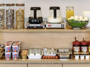Se ofrece un desayuno bufé todos los días (por un coste adicional)