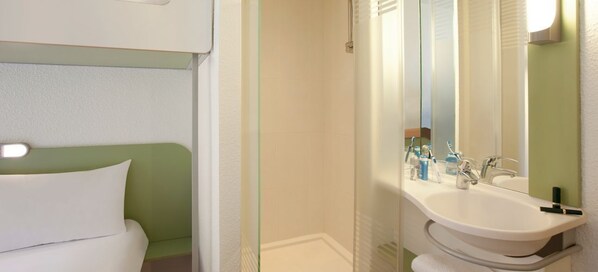 Shower, towels, soap, shampoo - Ibis Budget Augsburg Gersthofen (Gersthofen)