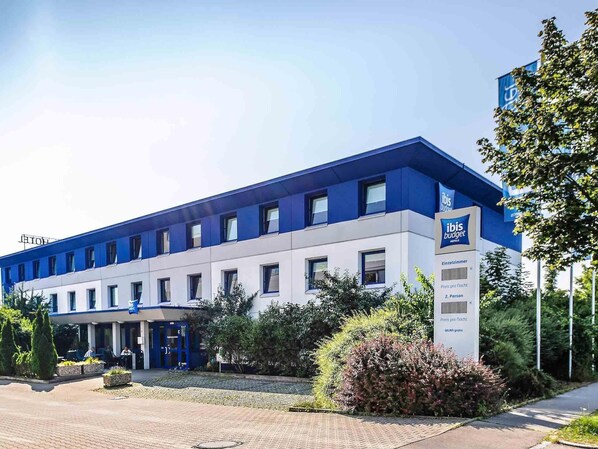 A modern hotel building with a blue and white facade, multiple windows, and a sign indicating it is part of the ibis budget hotel chain. - Ibis Budget Augsburg Gersthofen (Gersthofen)
