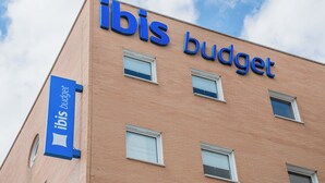 A building with the sign "ibis budget" indicating it is a budget hotel. - ibis budget Madrid Calle Alcalá (Madrid)