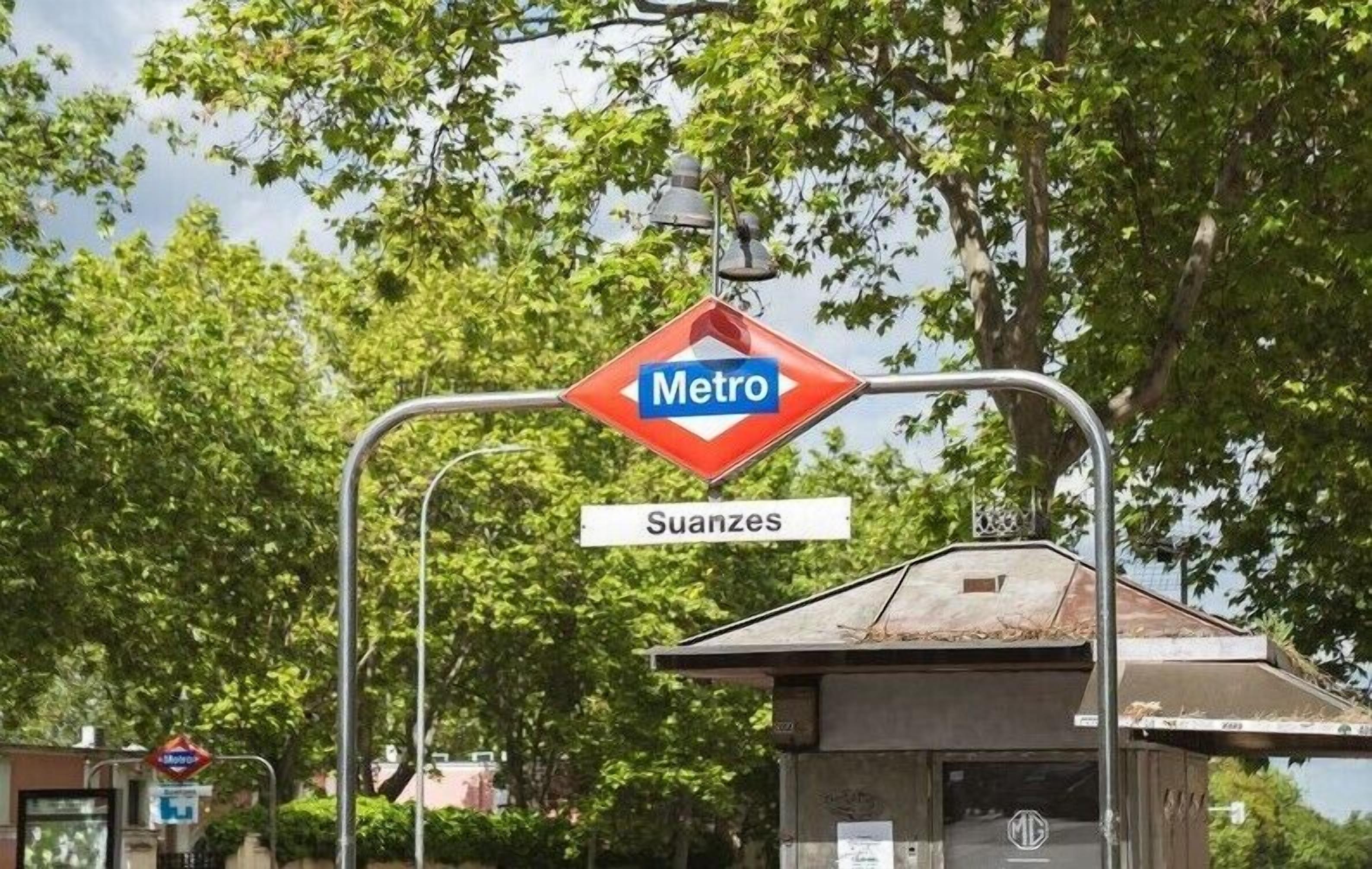 Señal en una estación de metro con la palabra 'Metro' y 'Suanzes' que indica la ubicación.