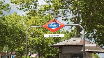 Señal en una estación de metro con la palabra 'Metro' y 'Suanzes' que indica la ubicación.