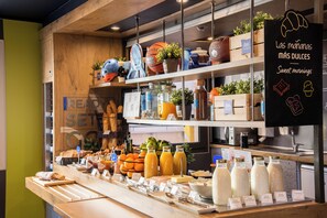 Un bufé de desayuno con diversos alimentos y bebidas.
