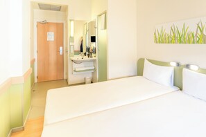 Standard tvåbäddsrum - 2 enkelsängar | Badrum | Dusch, hårtork, handdukar och tvål