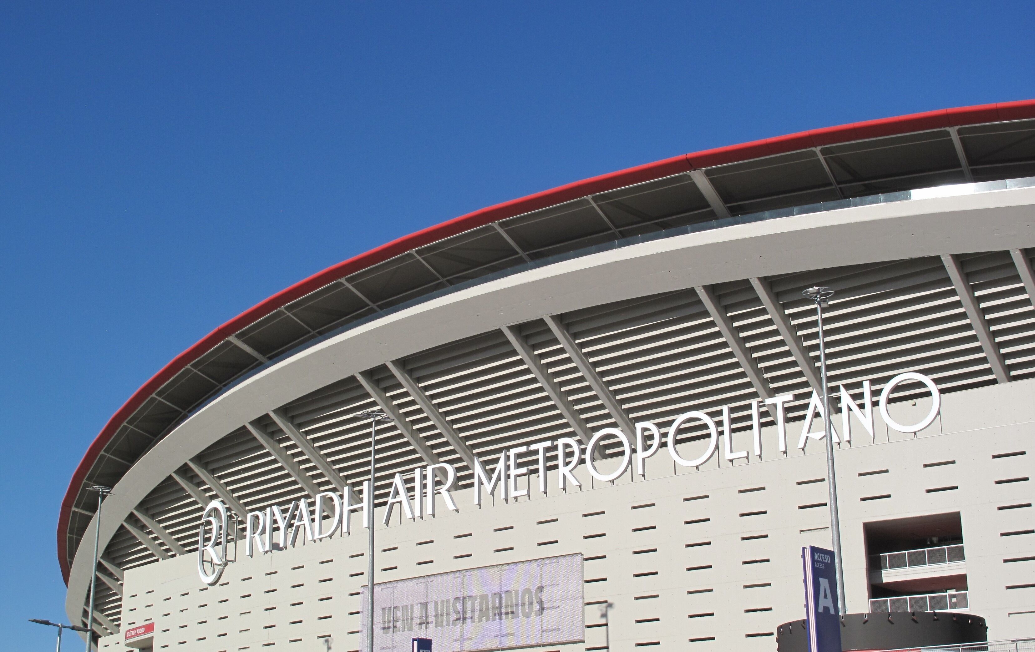 Un edificio moderno con el texto "RIYADH AIR METROPOLITANO" en su fachada.