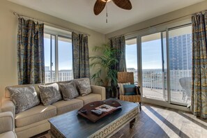 Huoneisto, 3 makuuhuonetta, yksityinen uima-allas, näköala lahdelle (Ariel Dunes I 0601) | Oleskelualue | Televisio