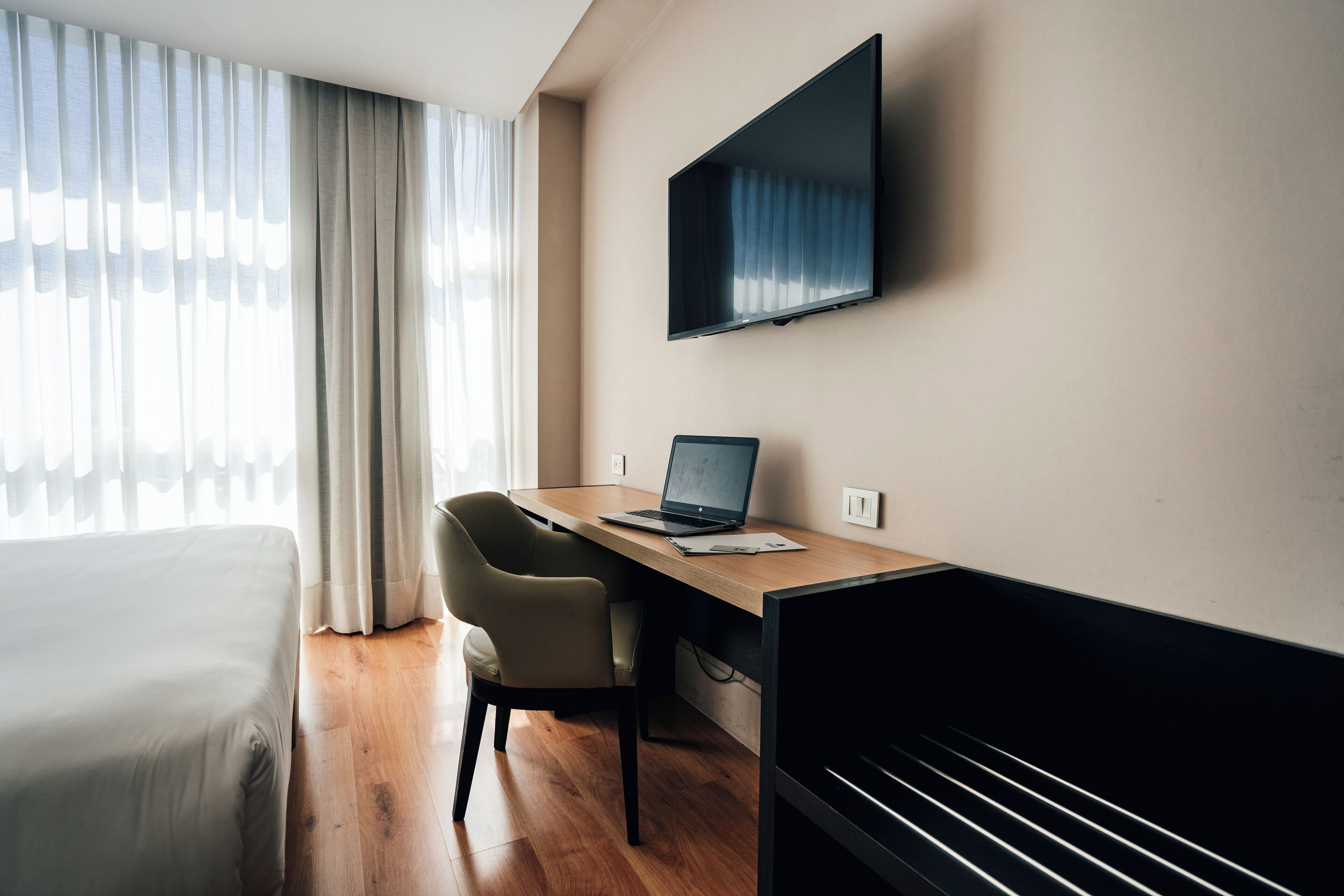 standard room, 1 queen bed | minibar, in-room safe, desk, laptop workspace