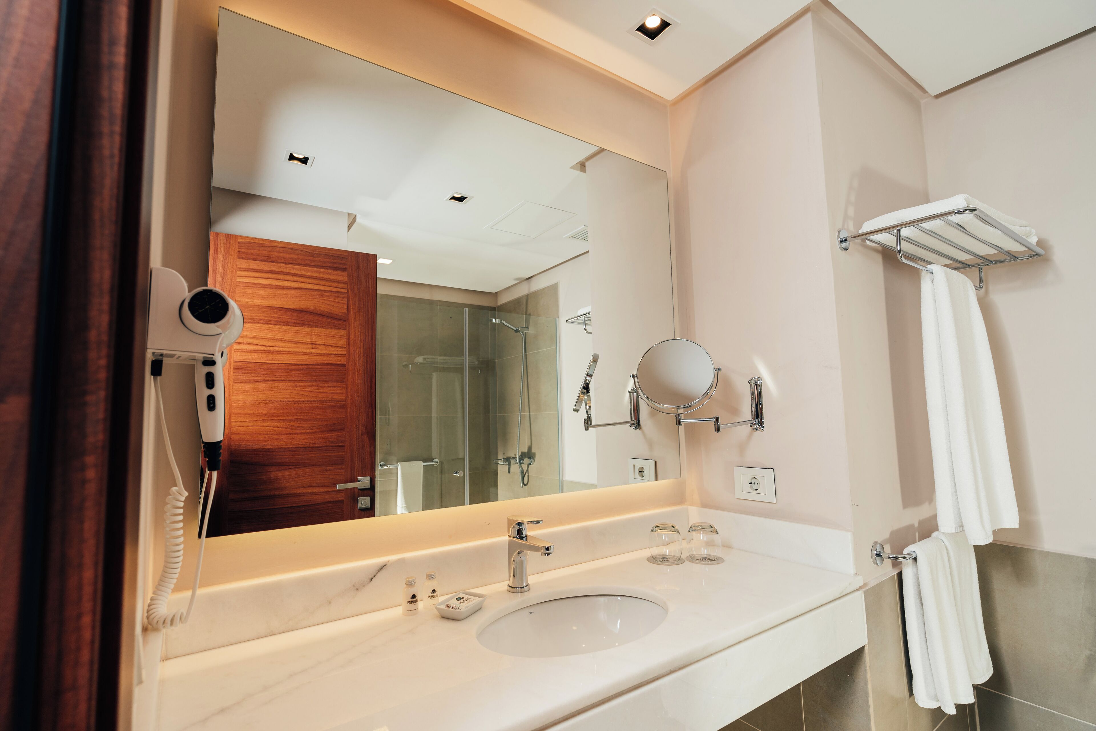 shower, rainfall showerhead, free toiletries, hair dryer