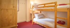 In-room safe, iron/ironing board, free cribs/infant beds, free WiFi - Chalet Chardons Snow Lodge - Hostel (Tignes)