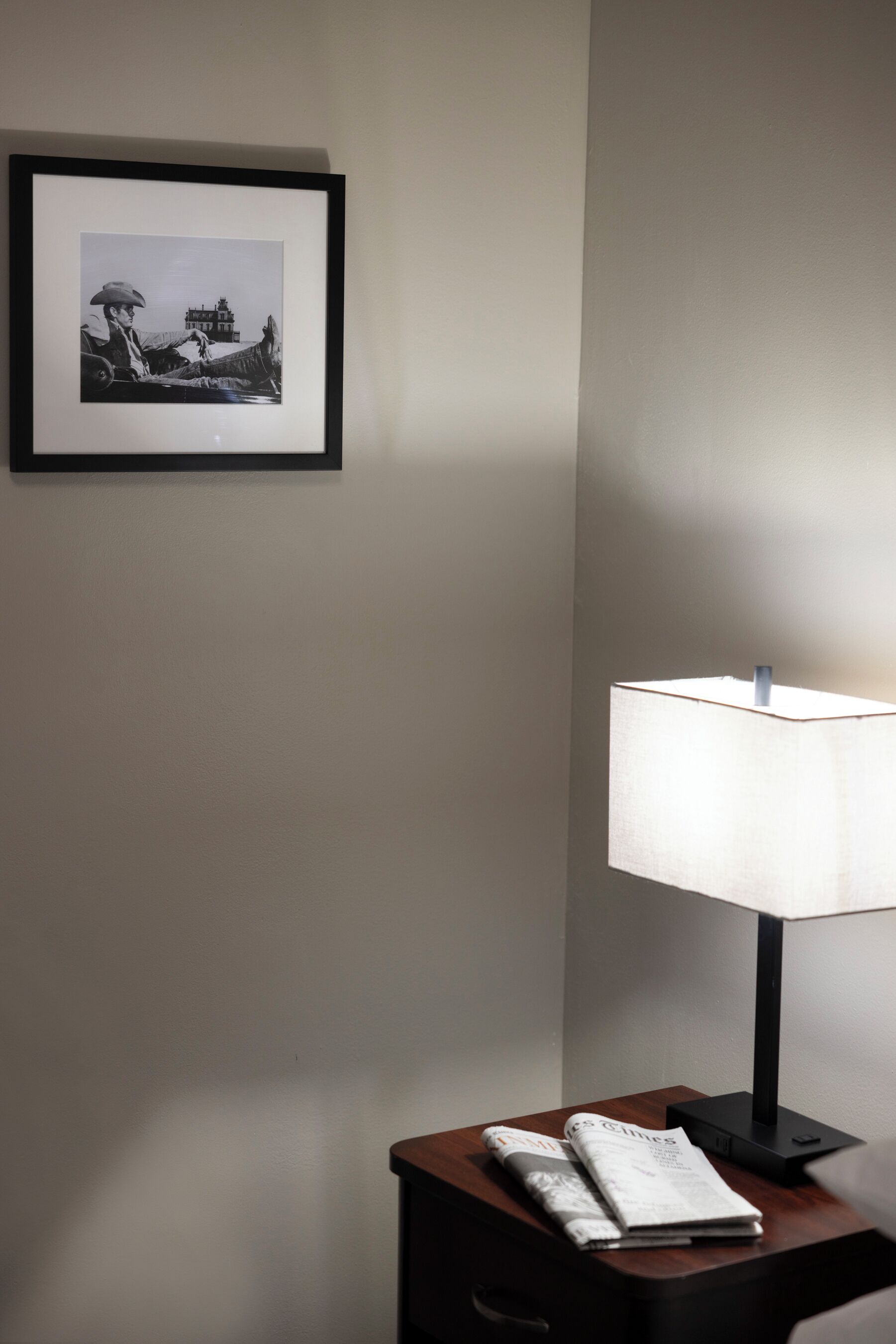 Standard Room, 1 Queen Bed, ADA | Safe på rommet, blendingsgardiner og strykejern/-brett