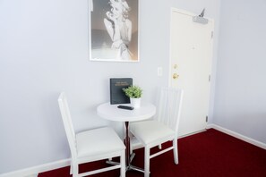 Superior-Zimmer, 1 Queen-Bett | Zimmersafe, Verdunkelungsvorhänge, Bügeleisen/Bügelbrett