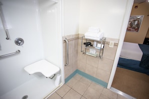 Standard Room, 1 Queen Bed, ADA | Banheiro | Chuveiro, secador de cabelo, toalhas de banho