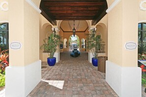 Apartment | Property entrance - The Art of Modern  Living - Oversized Condo Apartment 3 BestStayz.1 (Naples)