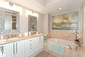 Apartment | Bathroom | Towels - The Art of Modern  Living - Oversized Condo Apartment 3 BestStayz.1 (Naples)