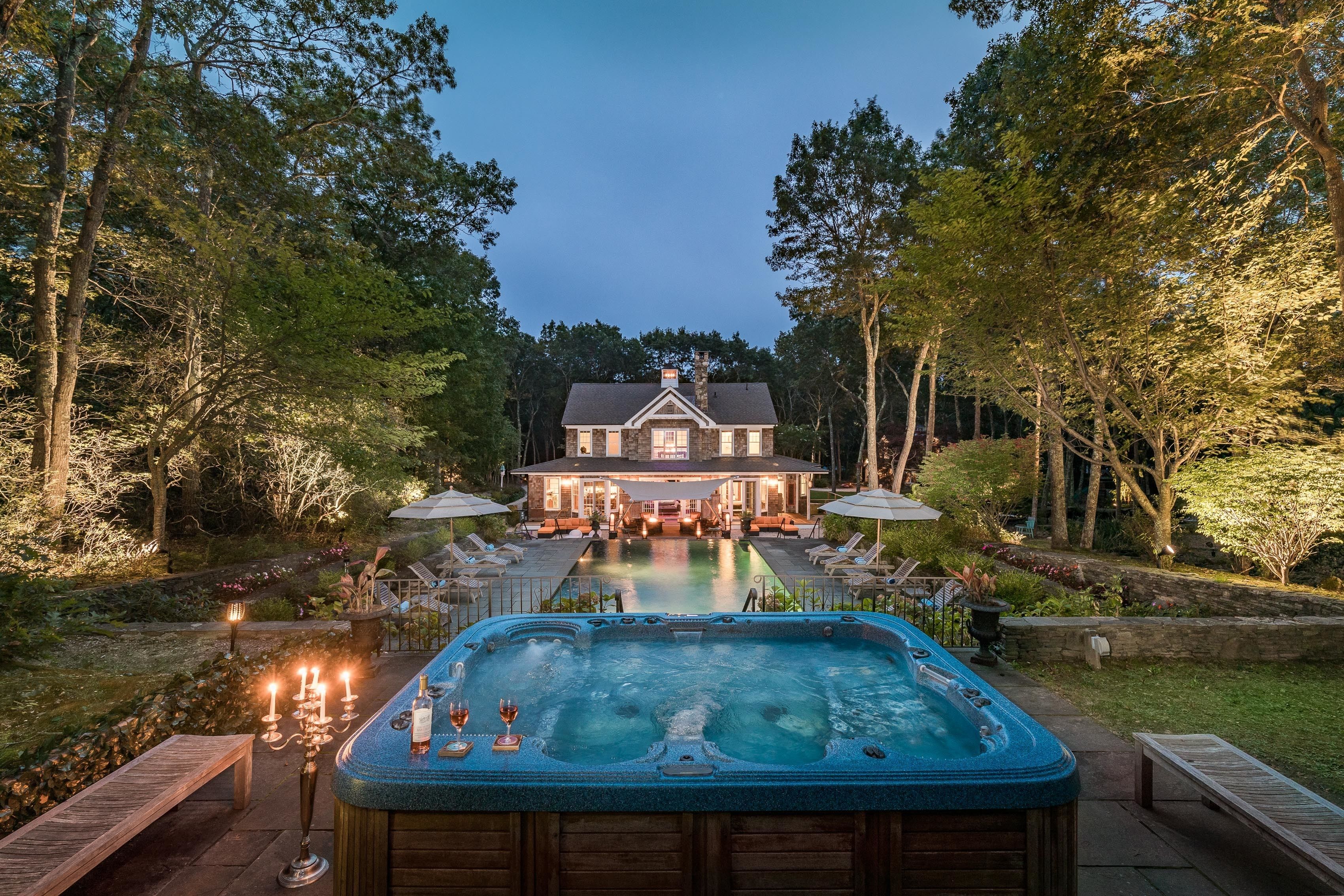 House | Outdoor spa tub