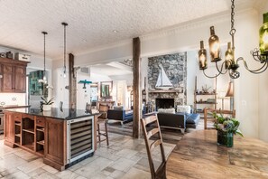 Nhà | Khu phòng khách | Lò sưởi, bàn bóng bàn 