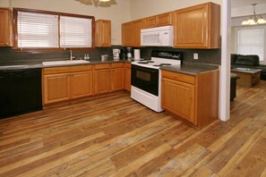 單棟房屋 | 私人廚房 | 雪櫃、微波爐、焗爐、爐具