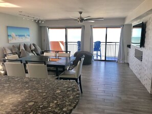 Apartment | Essbereich im Zimmer