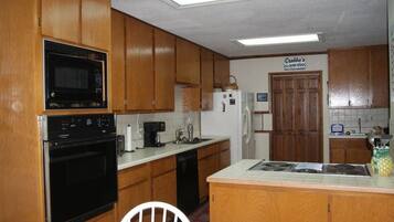 House | Private kitchen | Fridge, microwave, oven, stovetop