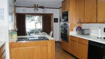 Rumah | Dapur pribadi | Lemari es, microwave, oven, dan kompor