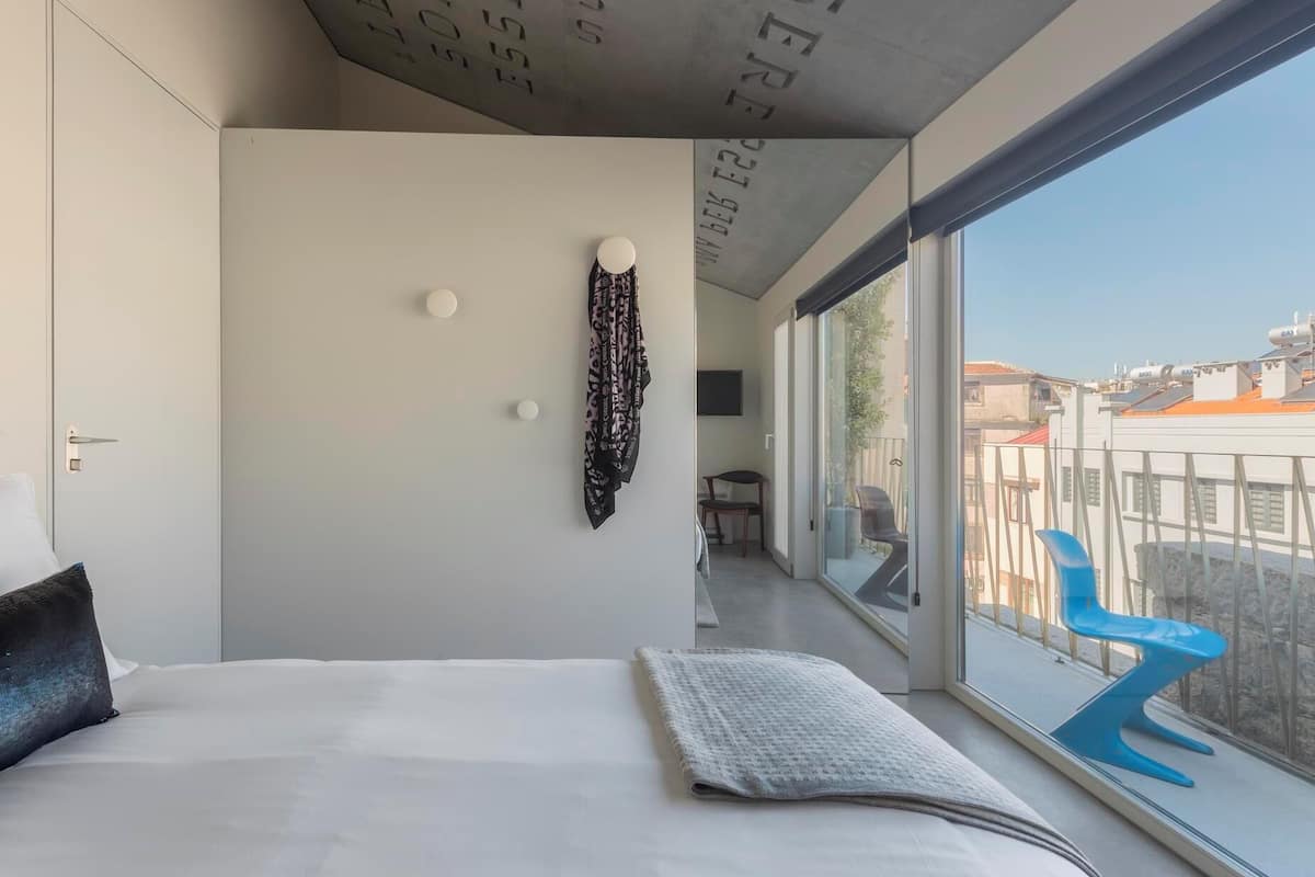 Ropa de cama de alta calidad y caja de seguridad en la habitación