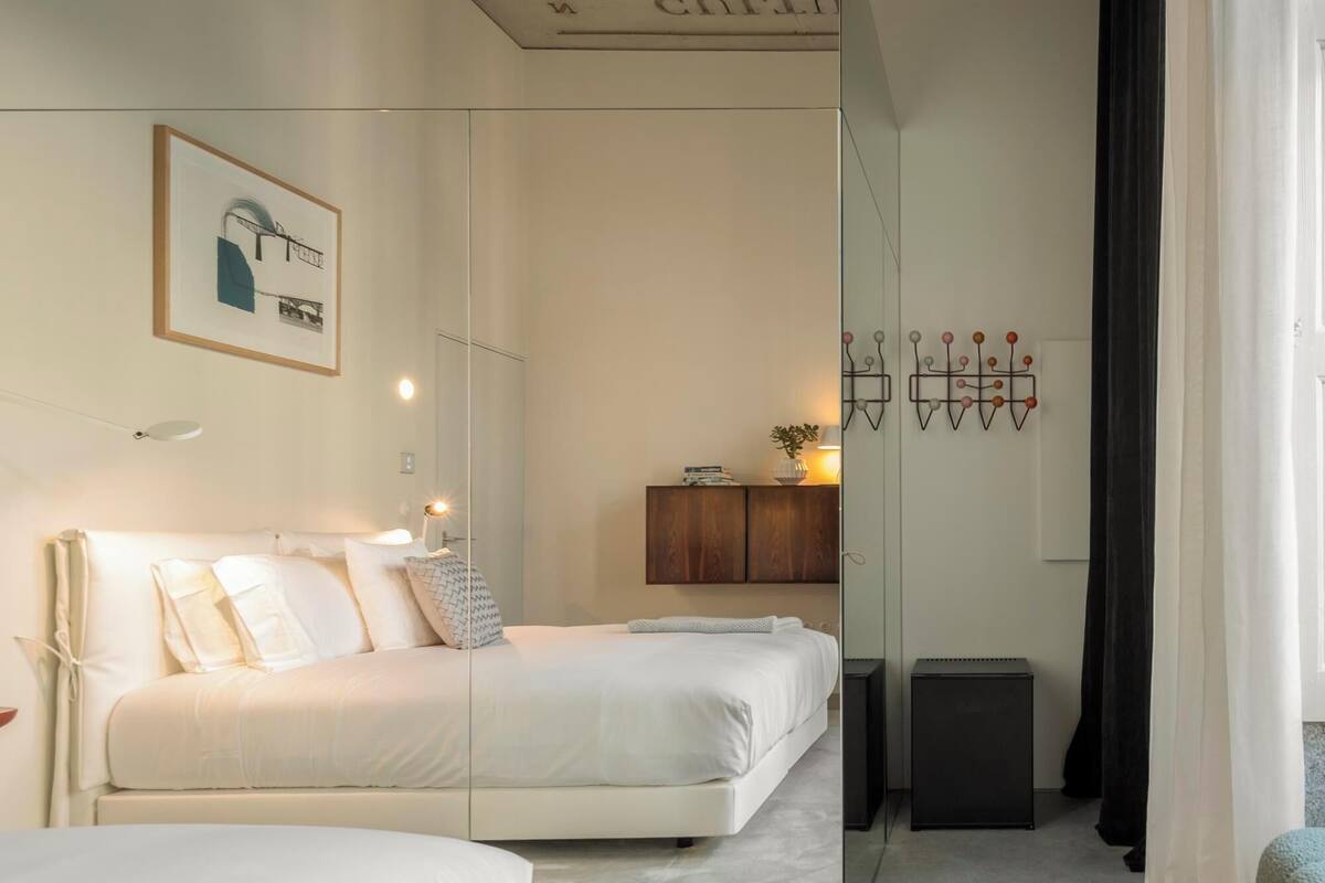 Ropa de cama de alta calidad y caja de seguridad en la habitación 