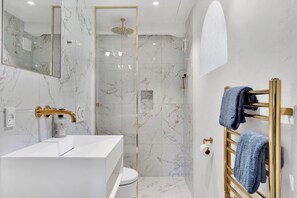 Comfort Cabin | Bathroom | Shower, rainfall showerhead, hair dryer, towels