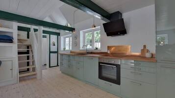 Family Apartment, Multiple Beds (25B) | Private kitchen | Oven, stovetop, dishwasher, cookware/dishes/utensils