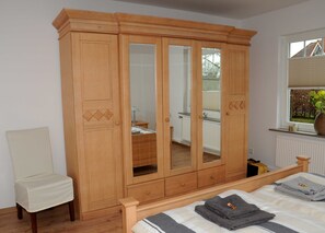 2 bedrooms, travel crib, WiFi, bed sheets