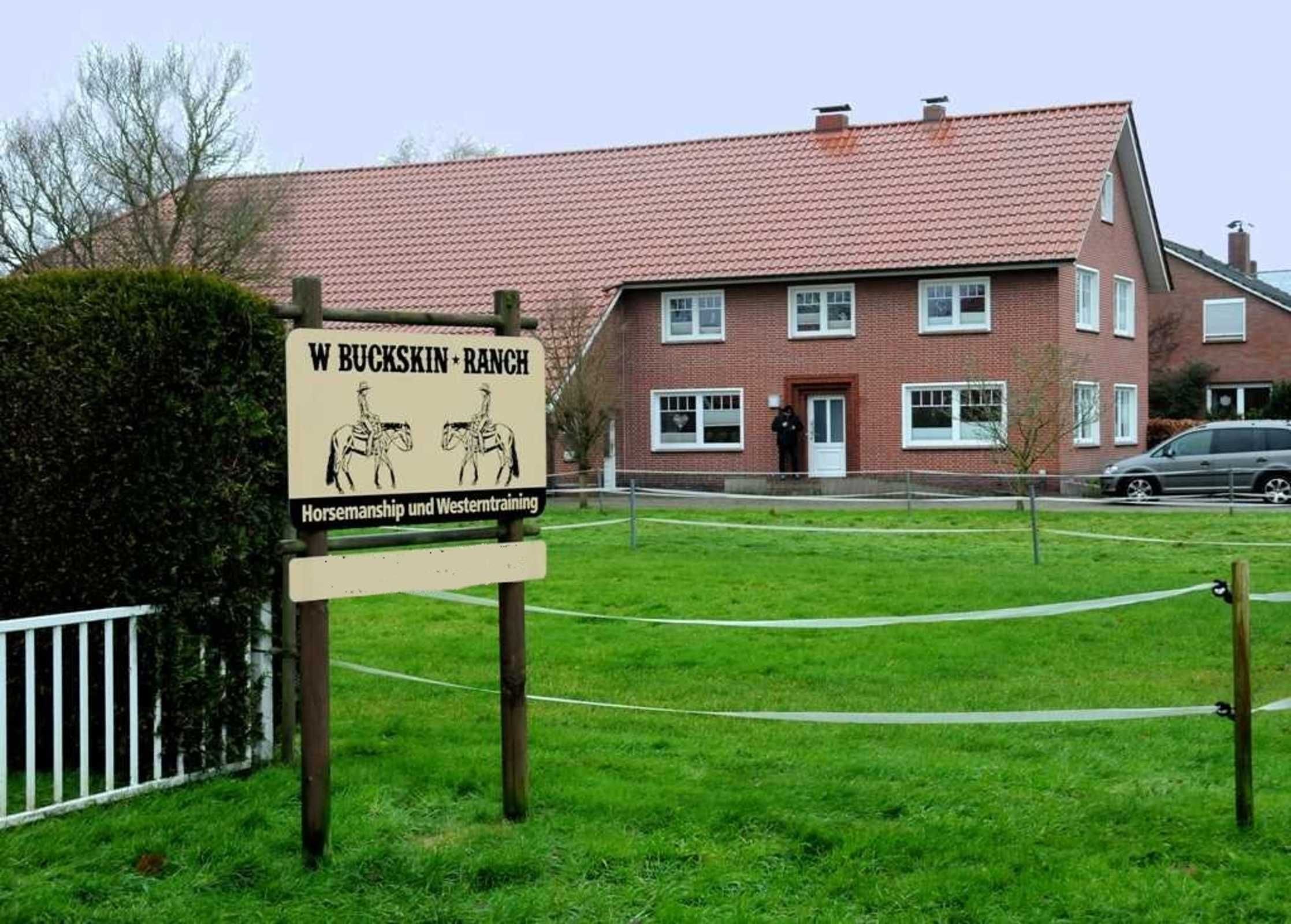 Schild für W. Buckskin Ranch, das Reitunterricht und Western-Ausbildung anbietet.