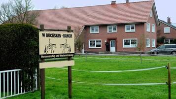 Schild für W. Buckskin Ranch, das Reitunterricht und Western-Ausbildung anbietet.