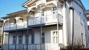 A two-story building with a balcony on the upper floor. - 2-room apartment - House Quisisana - Apartment 45496 (Göhren)