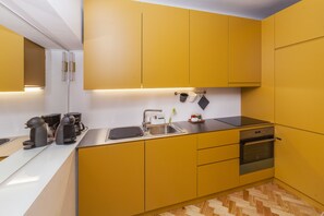 Apartment, 2 Bedrooms, Terrace (1) | Private kitchen | Full-sized fridge, microwave, oven, stovetop - CdC Apartments By Casa do Conto (Porto)