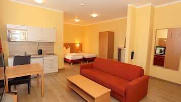 Apartamento, 1 habitación | Zona de estar | Una televisión de pantalla plana