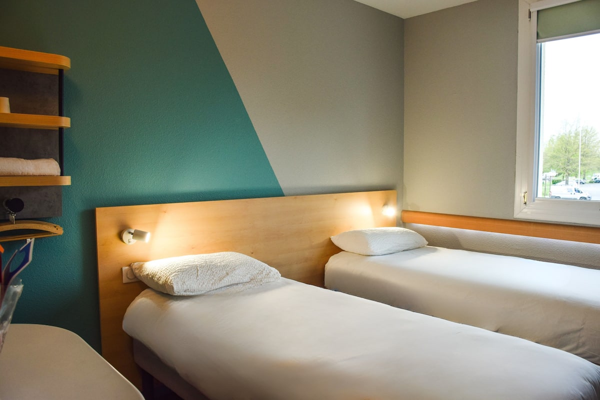Basic Room, 2 Twin Beds | Premium bedding, Tempur-Pedic beds, desk, laptop workspace
