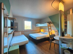 Premium bedding, Tempur-Pedic beds, desk, laptop workspace - Ibis Budget Rodez (Rodez)