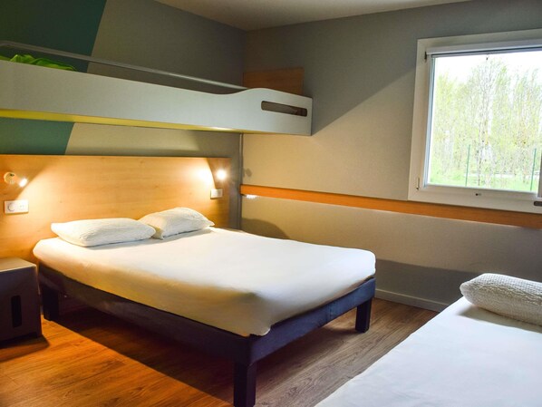 Ropa de cama de alta calidad, colchones Tempur-Pedic, escritorio