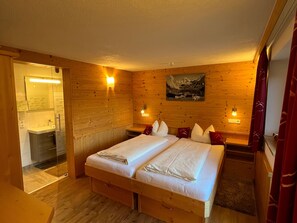 2 sovrum, värdeförvaringsskåp på rummet, skrivbord och resesäng