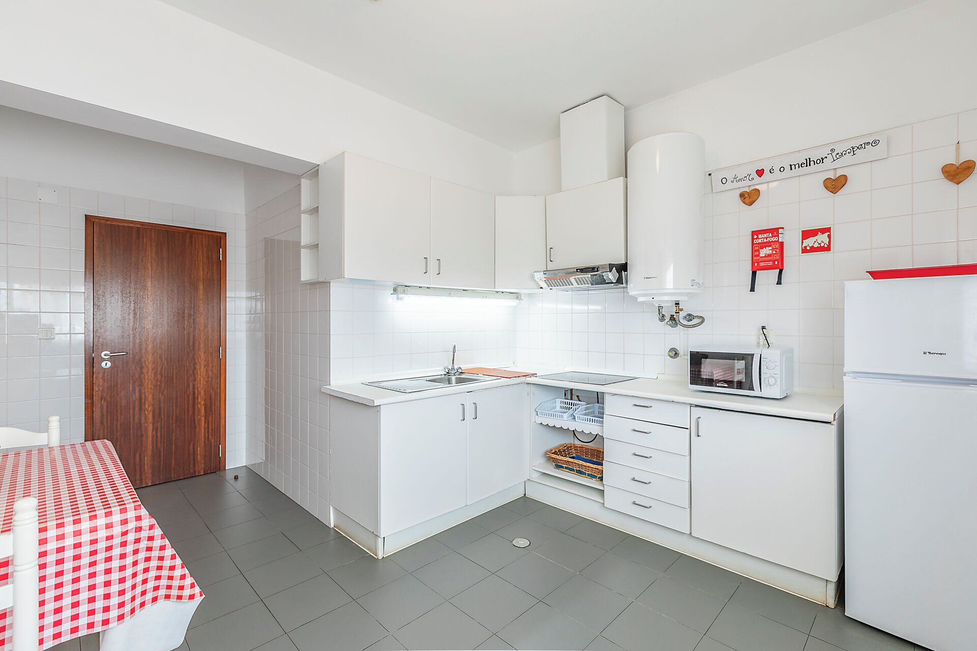Quarto família | Cozinha privada | Geladeira, fogão, cooktop, talheres/pratos/utensílios de cozinha