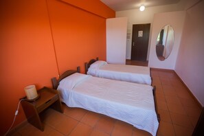 Chambre avec lits jumeaux, salle de bains privée