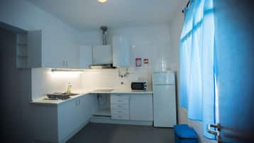 Refrigerador, horno, placa de cocina, utensilios de cocina