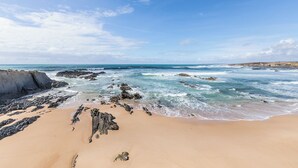 A beach with rocky formations and waves. - HI Almograve - Pousada de Juventude - Hostel (Odemira)
