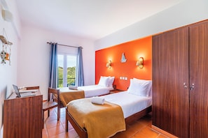 Quarto duplo, banheiro privativo | Wi-Fi de cortesia, roupa de cama