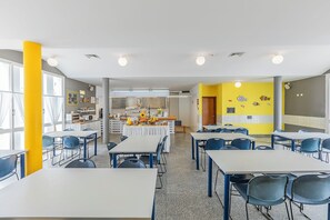 Tägliches inbegriffenes kontinentales Frühstück